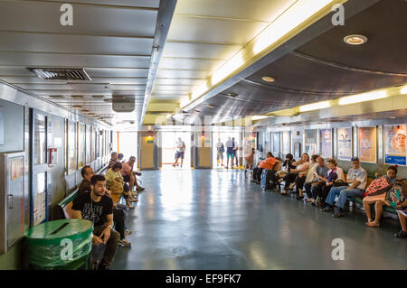 Les passagers à bord du ferry pour Staten Island, New York, NY, USA Banque D'Images