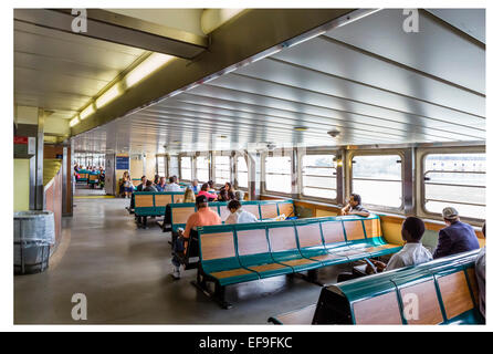 Les passagers à bord du ferry pour Staten Island, New York, NY, USA Banque D'Images