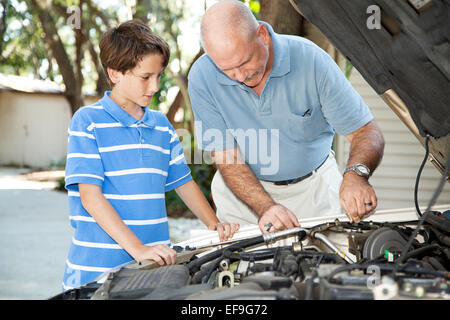 L'enseignement de son fils père auto maintenance de base. Banque D'Images