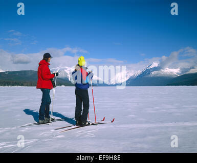 Les skieurs de fond sur lac gelé McDonald en hiver,le Glacier National Park, Montana Banque D'Images