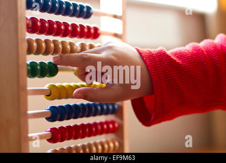 Apprentissage Childing compte sur un boulier Banque D'Images