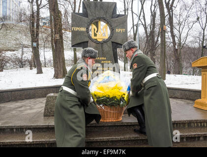 Kruty, Ukraine. 29 janvier, 2015. La région de Tchernihiv, en Ukraine. 29 janvier, 2015. Garde d'honneur des soldats installer un panier de fleurs au monument aux héros morts. -- Politicinas ukrainien, 29 janvier 2015, ont participé à la cérémonie, les jeunes héros Kruty types qui en ce jour en 1918 près de la gare dans la région de Tchernihiv Kruty entrés dans un combat inégal avec les bolcheviks et meurt une mort héroïque pour la République populaire ukrainienne. © Igor Golovnov/Alamy Live News Crédit : Igor Golovnov/Alamy Live News Banque D'Images