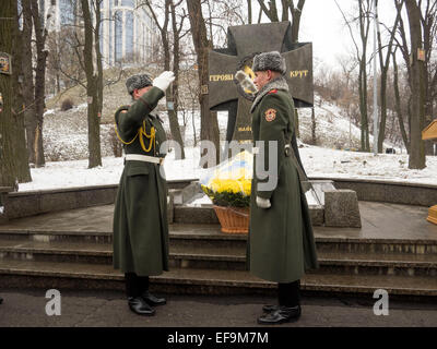 Kruty, Ukraine. 29 janvier, 2015. La région de Tchernihiv, en Ukraine. 29 janvier, 2015. Garde d'honneur des soldats installer un panier de fleurs au monument aux héros morts. -- Politicinas ukrainien, 29 janvier 2015, ont participé à la cérémonie, les jeunes héros Kruty types qui en ce jour en 1918 près de la gare dans la région de Tchernihiv Kruty entrés dans un combat inégal avec les bolcheviks et meurt une mort héroïque pour la République populaire ukrainienne. © Igor Golovnov/Alamy Live News Crédit : Igor Golovnov/Alamy Live News Banque D'Images