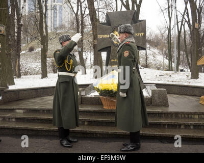 Garde d'honneur des soldats installer un panier de fleurs au monument aux héros morts. 29 janvier, 2015. -- Politicinas ukrainien, 29 janvier 2015, ont participé à la cérémonie, les jeunes héros Kruty types qui en ce jour en 1918 près de la gare dans la région de Tchernihiv Kruty entrés dans un combat inégal avec les bolcheviks et meurt une mort héroïque pour la République populaire ukrainienne. © Igor Golovniov/ZUMA/Alamy Fil Live News Banque D'Images