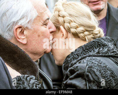 Kruty, Ukraine. 29 janvier, 2015. La région de Tchernihiv, en Ukraine. 29 janvier, 2015. Ioulia Timochenko et l'ancien président ukrainien Leonid Kravtchouk. -- Politicinas ukrainien, 29 janvier 2015, ont participé à la cérémonie, les jeunes héros Kruty types qui en ce jour en 1918 près de la gare dans la région de Tchernihiv Kruty entrés dans un combat inégal avec les bolcheviks et meurt une mort héroïque pour la République populaire ukrainienne. © Igor Golovnov/Alamy Live News Crédit : Igor Golovnov/Alamy Live News Banque D'Images