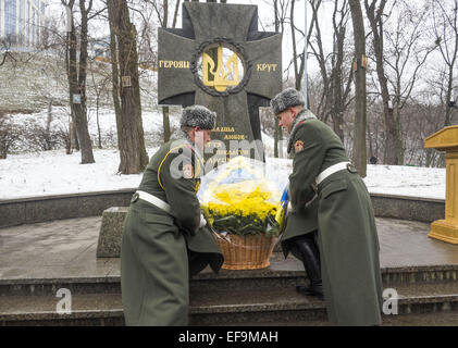 Garde d'honneur des soldats installer un panier de fleurs au monument aux héros morts. 29 janvier, 2015. -- Politicinas ukrainien, 29 janvier 2015, ont participé à la cérémonie, les jeunes héros Kruty types qui en ce jour en 1918 près de la gare dans la région de Tchernihiv Kruty entrés dans un combat inégal avec les bolcheviks et meurt une mort héroïque pour la République populaire ukrainienne. © Igor Golovniov/ZUMA/Alamy Fil Live News Banque D'Images