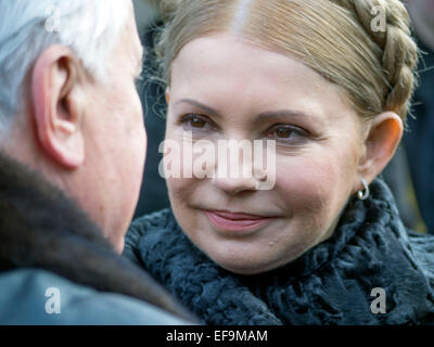 Kruty, Ukraine. 29 janvier, 2015. La région de Tchernihiv, en Ukraine. 29 janvier, 2015. Ioulia Timochenko et l'ancien président ukrainien Leonid Kravtchouk. -- Politicinas ukrainien, 29 janvier 2015, ont participé à la cérémonie, les jeunes héros Kruty types qui en ce jour en 1918 près de la gare dans la région de Tchernihiv Kruty entrés dans un combat inégal avec les bolcheviks et meurt une mort héroïque pour la République populaire ukrainienne. © Igor Golovnov/Alamy Live News Crédit : Igor Golovnov/Alamy Live News Banque D'Images