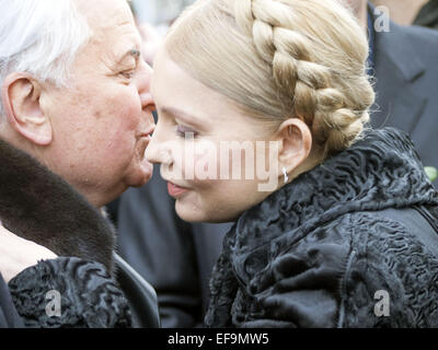 Ioulia Timochenko et l'ancien président ukrainien Leonid Kravtchouk. 29 janvier, 2015. -- Politicinas ukrainien, 29 janvier 2015, ont participé à la cérémonie, les jeunes héros Kruty types qui en ce jour en 1918 près de la gare dans la région de Tchernihiv Kruty entrés dans un combat inégal avec les bolcheviks et meurt une mort héroïque pour la République populaire ukrainienne. © Igor Golovniov/ZUMA/Alamy Fil Live News Banque D'Images