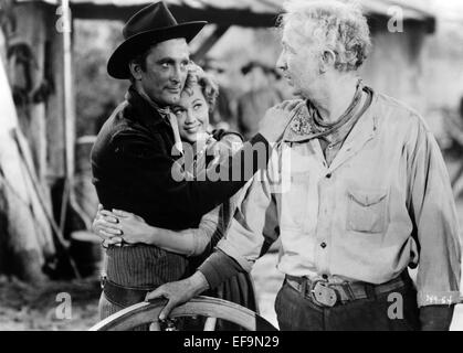 KIRK DOUGLAS, VIRGINIA MAYO, Walter Brennan, LE LONG DE LA GREAT DIVIDE, 1951 Banque D'Images