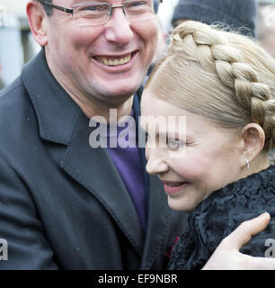 Les dirigeants des partis politiques Block Iury Loutsenko Poroshenko se félicite de Ioulia Timochenko. 29 janvier, 2015. -- Politicinas ukrainien, 29 janvier 2015, ont participé à la cérémonie, les jeunes héros Kruty types qui en ce jour en 1918 près de la gare dans la région de Tchernihiv Kruty entrés dans un combat inégal avec les bolcheviks et meurt une mort héroïque pour la République populaire ukrainienne. © Igor Golovniov/ZUMA/Alamy Fil Live News Banque D'Images