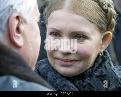 Ioulia Timochenko et l'ancien président ukrainien Leonid Kravtchouk. 29 janvier, 2015. -- Politicinas ukrainien, 29 janvier 2015, ont participé à la cérémonie, les jeunes héros Kruty types qui en ce jour en 1918 près de la gare dans la région de Tchernihiv Kruty entrés dans un combat inégal avec les bolcheviks et meurt une mort héroïque pour la République populaire ukrainienne. © Igor Golovniov/ZUMA/Alamy Fil Live News Banque D'Images