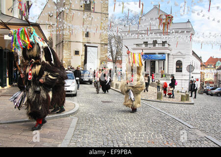 Ljubljana, Slovénie - 1 mars : Kurent slovène est vieux masque de carnaval traditionnel avec des cloches et habillé en fourrure. Ils chasser le w Banque D'Images