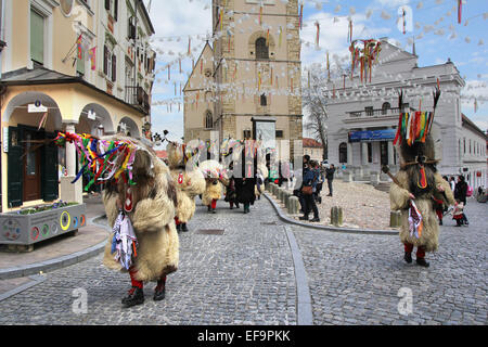 Ljubljana, Slovénie - 1 mars : Kurent slovène est vieux masque de carnaval traditionnel avec des cloches et habillé en fourrure. Ils chasser le w Banque D'Images