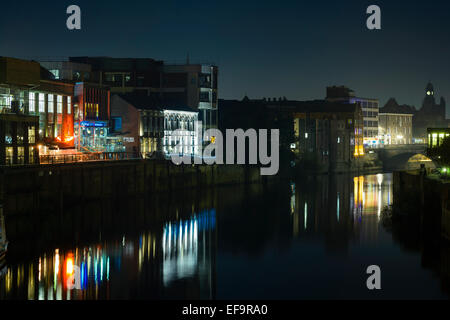 Une photo de nuit des bars et clubs sur et se reflètent dans la rivière Ouse près de Lendal Bridge, York, Royaume-Uni. Banque D'Images