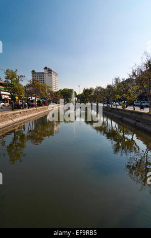 Vue verticale de la douve autour du vieux centre-ville de Chiang Mai. Banque D'Images