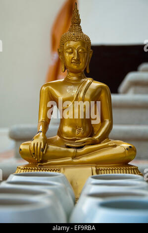 Close up vertical d'une statue du Bouddha d'or de Wat Doi Suthep à Chiang Mai. Banque D'Images