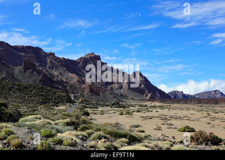 Roques del Almendro, El Sombrerito et la route grâce à Llano de Ucanca, Las Cañadas del Teide,Parc National de Teide, Banque D'Images