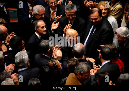 Rome, Italie. 29 janvier, 2015. L'ancien président italien Giorgio Napolitano(C) est accueilli lorsqu'il arrive à voter pour un nouveau président à Rome, Italie, le 29 janvier 2015. Le parlement italien se sont réunis en session conjointe des deux Chambres le jeudi pour le premier tour de scrutin pour élire le nouveau président, après 89 ans, Giorgio Napolitano a démissionné le 14 janvier. © Xu Nizhi/Xinhua/Alamy Live News Banque D'Images