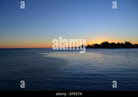 Coucher de soleil depuis la plage de Santa Cruz à pied du conseil Banque D'Images