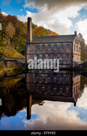 Vue extérieure de l'usine Gibson un bâtiment rénové du xixe siècle à une filature de coton Hardcastle Crags, West Yorkshire, England UK Banque D'Images