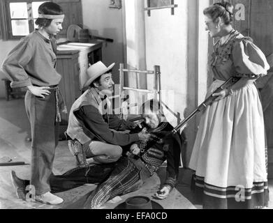 GILBERT ROLAND, GLENDA FARRELL, fumée, 1952 GUERRE APACHE Banque D'Images