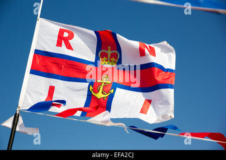 Drapeau de la RNLI contre le ciel bleu Banque D'Images