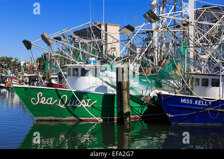 Bateaux de crevettes au port pour petits bateaux de Biloxi, Mississippi, USA Banque D'Images