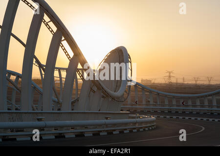En forme de vague Pont Meydan à Dubaï au coucher du soleil. Dubaï, Émirats Arabes Unis Banque D'Images