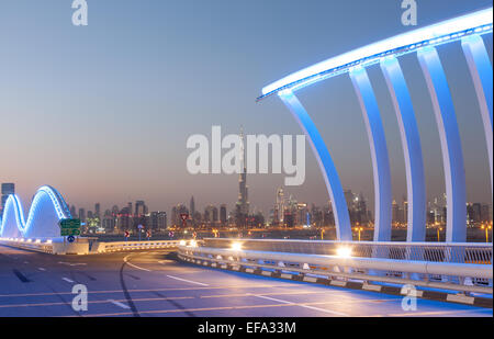 En forme de vague Pont Meydan à Dubaï illuminée la nuit. Dubaï, Émirats Arabes Unis Banque D'Images