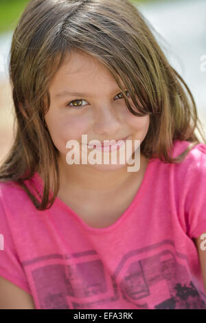 Adorable smiling preteen en lumière naturelle Banque D'Images