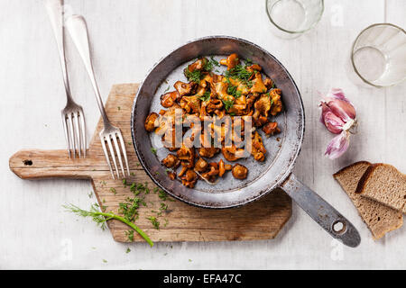 Champignons sauvages rôties dans pan on white background Banque D'Images