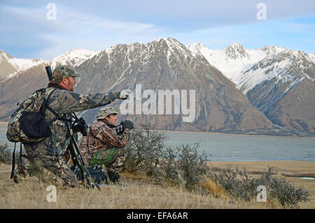 Recherche chasseurs au gibier comme red deer, daims, chamois ou tahr de l'Himalaya dans les Alpes du sud de la Nouvelle-Zélande Banque D'Images