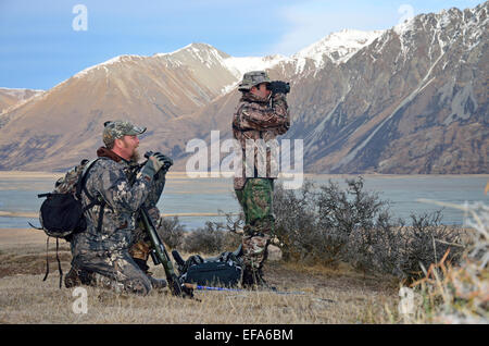 Recherche chasseurs au gibier comme red deer, daims, chamois ou tahr de l'Himalaya dans les Alpes du sud de la Nouvelle-Zélande Banque D'Images