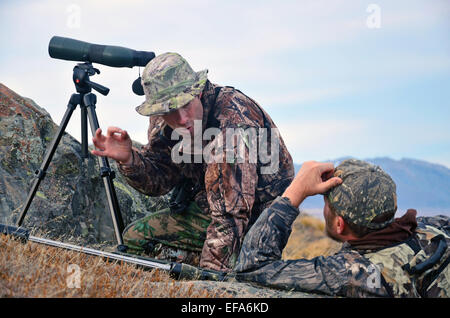 Discuter de la façon dont les chasseurs pour suivre le gibier comme le chevreuil, chamois ou tahr de l'Himalaya dans les Alpes du sud de la Nouvelle-Zélande Banque D'Images