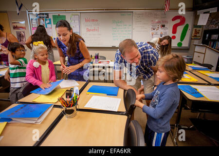 Les parents et les enfants dans un mélange Irvine, CA, classe de l'école élémentaire sur les parents 24. Note panneau de bienvenue en arrière-plan. Banque D'Images