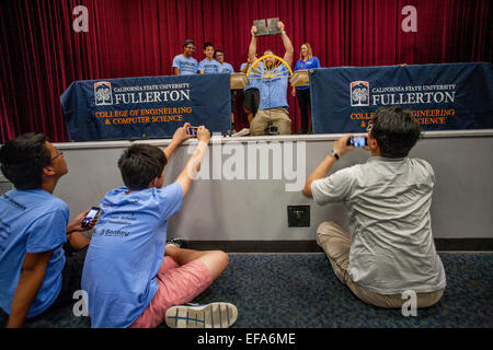 Les étudiants de prendre des photos en tant que professeur à l'université California State Fullerton École d'ingénierie ajoute des poids pour un pont fait de spaghetti à déterminer son point de rupture à un concours pour choisir le meilleur bridge parrainé par l'Université Johns Hopkins. Banque D'Images