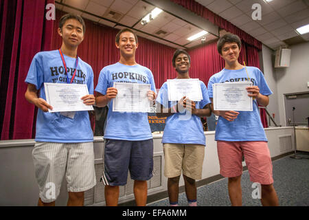 Professionnels des étudiants en génie à l'université California State Fullerton École d'ingénierie de détenir des certificats du gagnant après un concours pour choisir le meilleur pont fait de spaghetti parrainé par l'Université Johns Hopkins. Remarque T-shirts. Banque D'Images