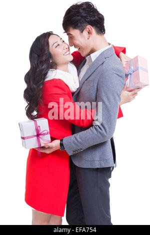 Happy young couple échange de cadeaux Banque D'Images
