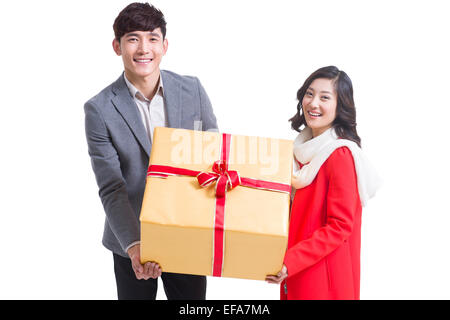 Happy young couple holding a grande boîte-cadeau Banque D'Images