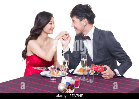 Jeune couple romantique dating in restaurant Banque D'Images