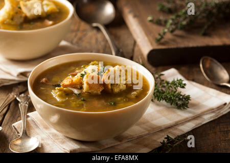 Split maison Soupe aux pois avec croûtons et de crème sure Banque D'Images