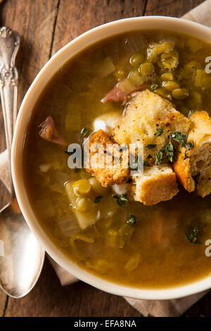 Split maison Soupe aux pois avec croûtons et de crème sure Banque D'Images