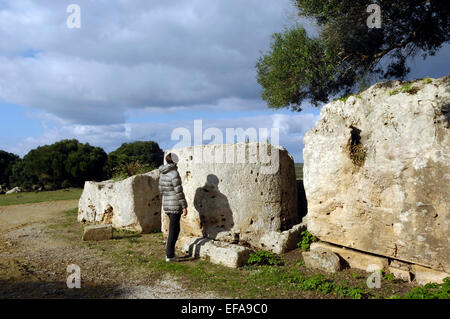 5ème siècle avant J.-C. abandonnés colonne cylindrique à blocs de batterie les anciennes carrières de Cusa. Selinunte. La Sicile. Italie Banque D'Images