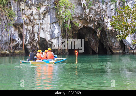 Puerto Princesa, Philippines - Le 11 janvier 2015 : Les visiteurs pénètrent dans la rivière souterraine de Puerto Princessa.La Rivière souterraine Banque D'Images