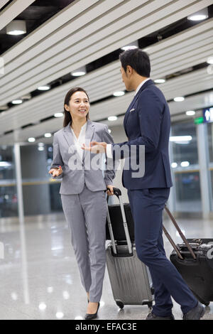 Jeune personne d'affaires parler in airport Banque D'Images