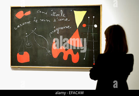 Une femme admirant travailler par l'artiste catalan Joan Miro (1893-1983) à la Bucerius Kunstforum à Hambourg, Allemagne, le 29 janvier 2015. L'exposition 'Miro. Malerei als Poesie' (Miro. La peinture comme la poésie), tourne à la Bucerius Kunstforum du 31 janvier - 25 mai 2015. Photo : JOERN POLLEX/dpa Banque D'Images