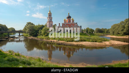 Resurection de la cathédrale, une église orthodoxe dans un son reflet dans l'eau, Staraya Russa, une ville dans le district de Novgorod, Russie Banque D'Images