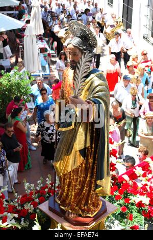 Statue de Saint Bernard sur un flotteur en cours à travers la ville au cours de la Romeria rues San Bernabé, Marbella, Espagne. Banque D'Images