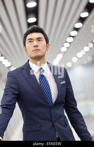 Young businessman in airport Banque D'Images