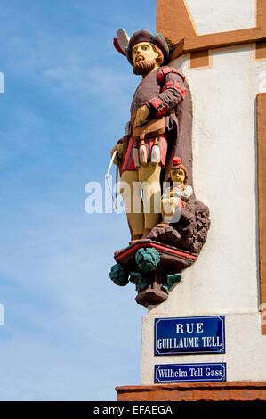 Mulhouse, Alsace, France. Statue de Guillaume Tell et son fils - les plaques de rue bilingues Banque D'Images